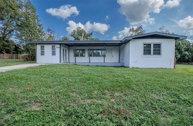 back of house featuring a lawn