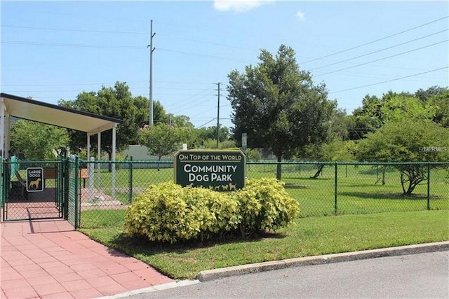 community / neighborhood sign featuring a yard