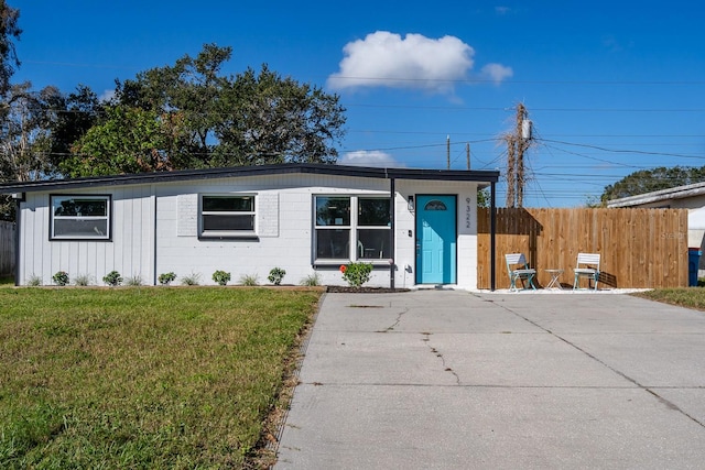 view of front of property featuring a front lawn