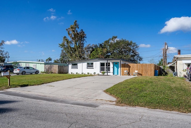 manufactured / mobile home featuring a front lawn