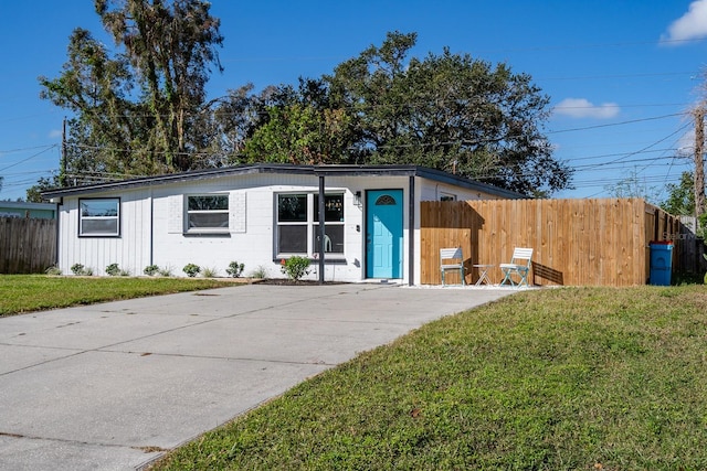 view of front of house featuring a front yard