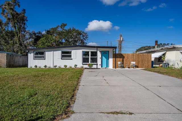 single story home featuring a front lawn