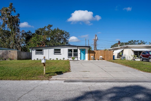 view of front of home featuring a front lawn