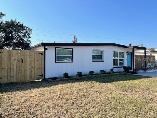 single story home featuring a front yard