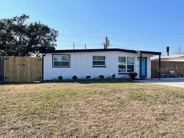 single story home featuring a front lawn