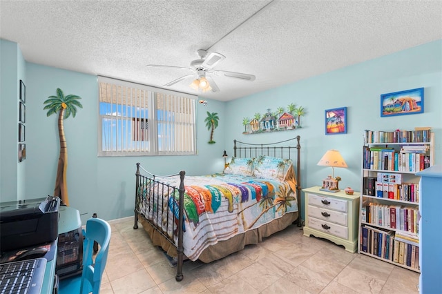 bedroom featuring ceiling fan and a textured ceiling