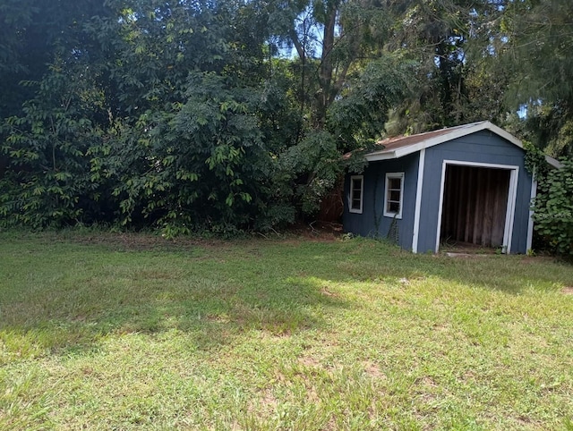 view of yard with a shed