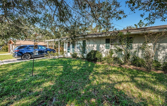 single story home featuring a front lawn