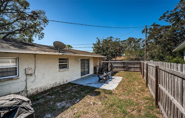 view of yard featuring a patio area