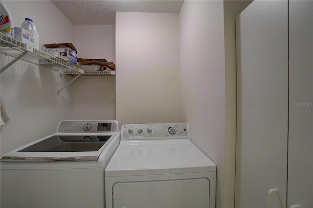 1106 Lennox Rd W, W, Palm Harbor, FL 34683 - washroom featuring washing machine and dryer and a textured ceiling