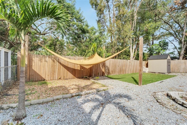 view of yard featuring a shed