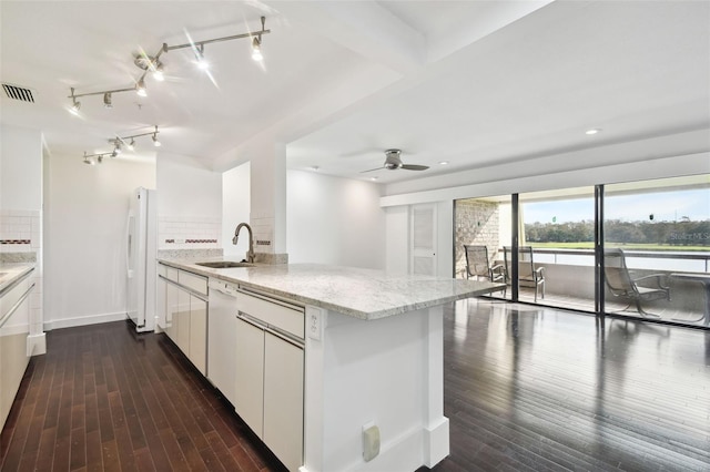 kitchen with visible vents, a sink, dark wood-style floors, and white appliances