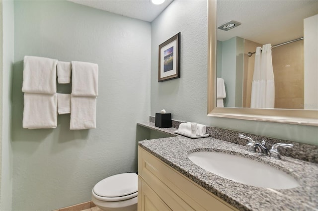 bathroom with toilet, a textured ceiling, vanity, and a shower with shower curtain