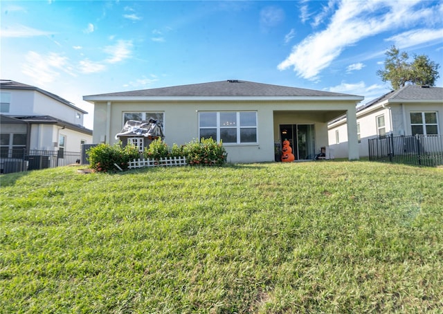 view of front of house featuring a front lawn