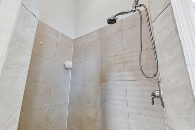 bathroom featuring a tile shower