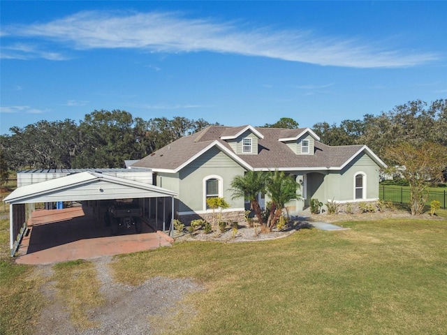 view of front of house featuring covered porch, a carport, and a front yard