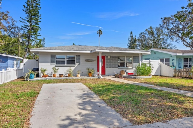 view of front of house featuring a front lawn