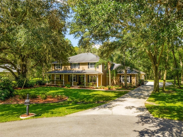 colonial house featuring a front lawn