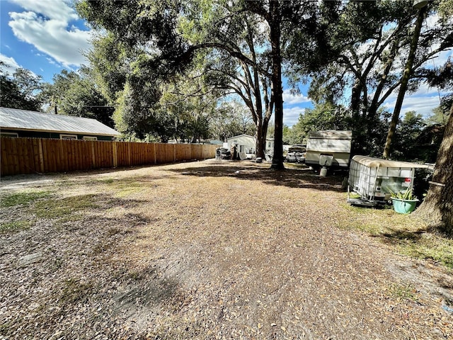 view of yard featuring an outdoor structure