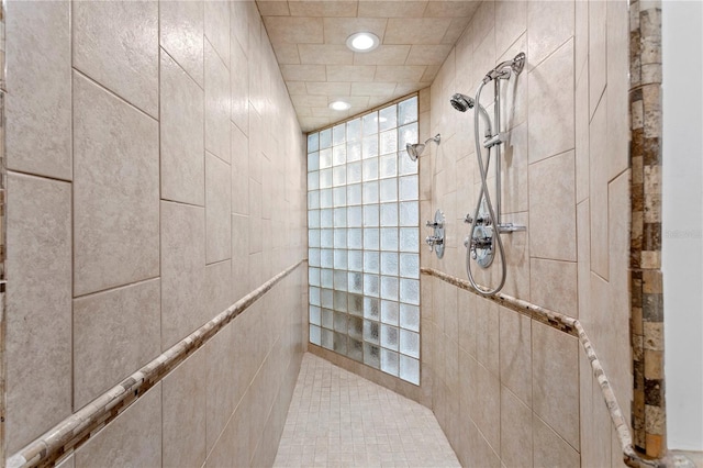 bathroom featuring a tile shower