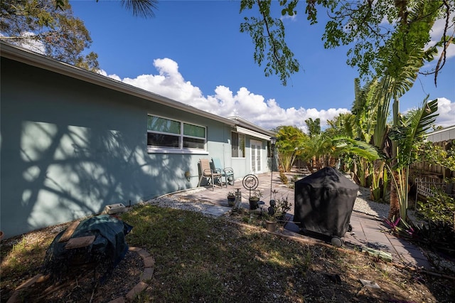 view of yard featuring a patio area