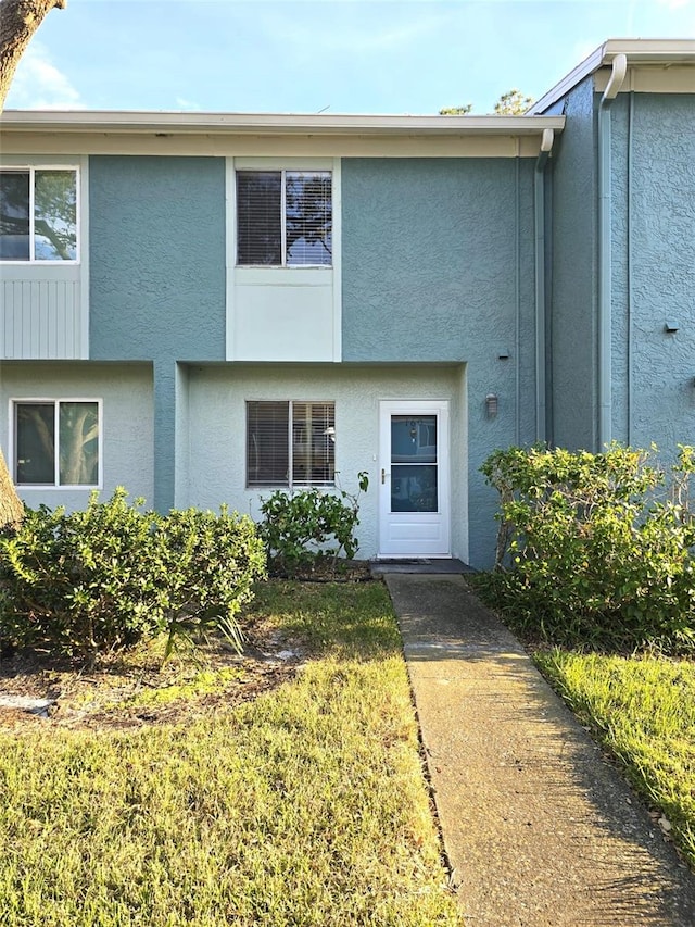 entrance to property featuring a yard