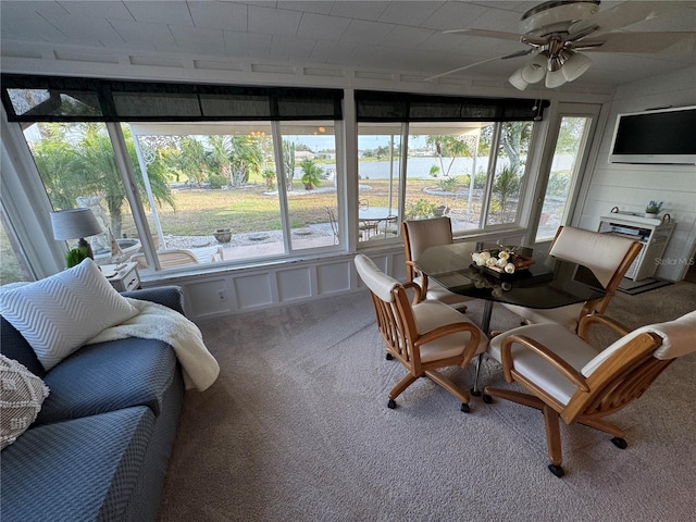 sunroom with ceiling fan