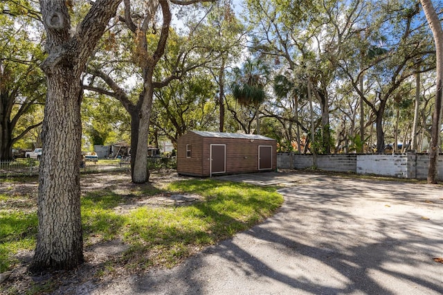 view of yard featuring a storage unit