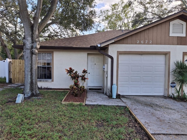 single story home featuring a front lawn