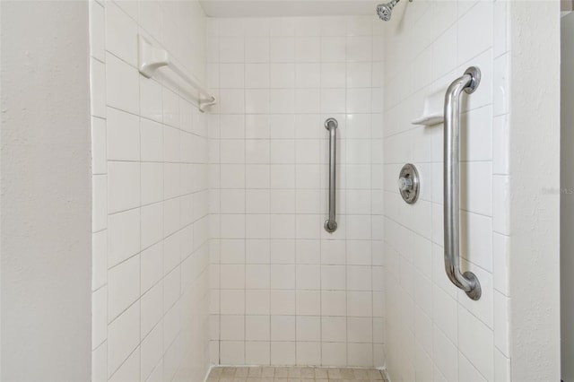 bathroom featuring a tile shower