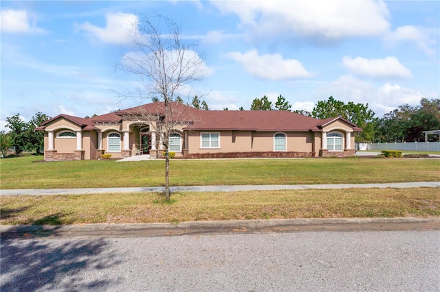 view of front of home featuring a front yard