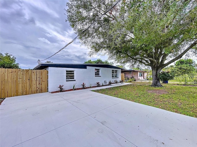 view of front of home featuring a front lawn