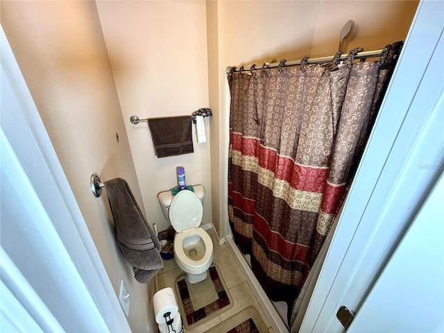 bathroom with toilet, tile patterned floors, a shower with shower curtain, and ceiling fan