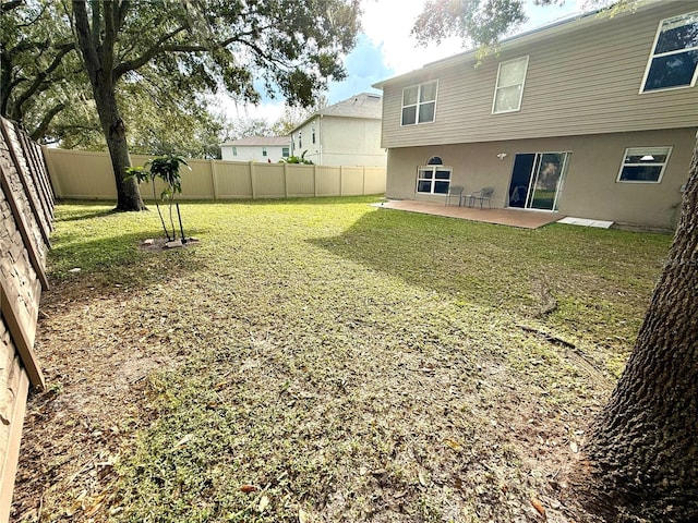 view of yard featuring a patio area