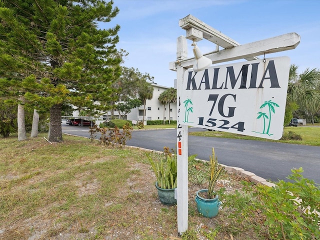 view of community / neighborhood sign