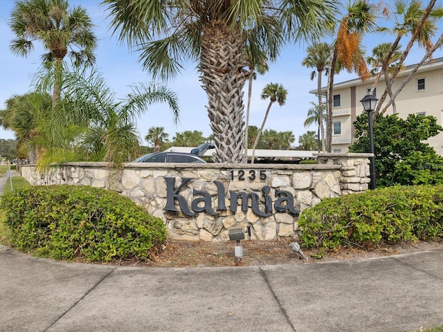 view of community / neighborhood sign