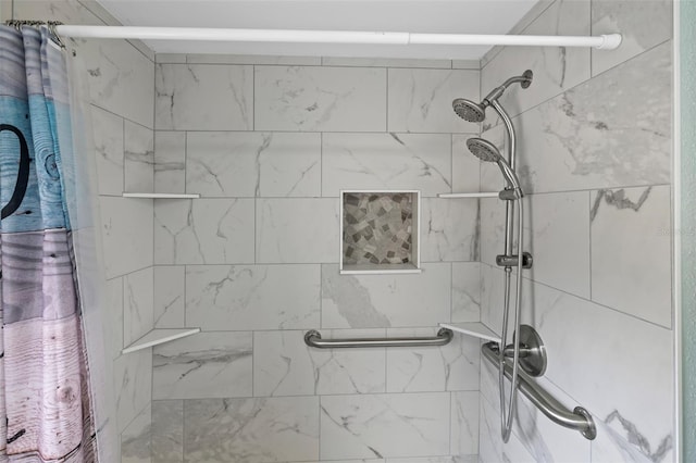 bathroom featuring a tile shower