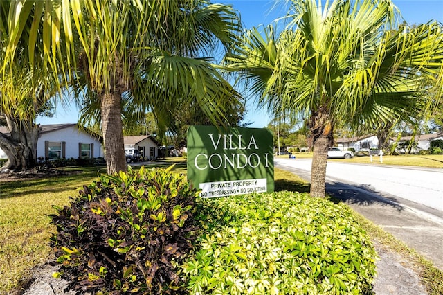 community sign with a yard