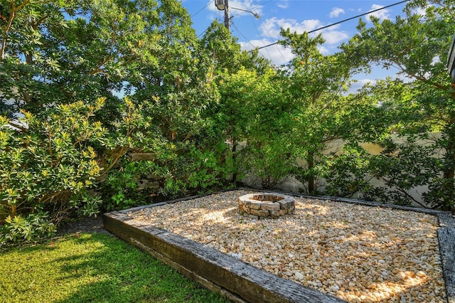 view of yard featuring an outdoor fire pit