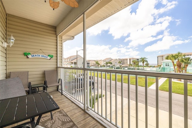 balcony featuring ceiling fan