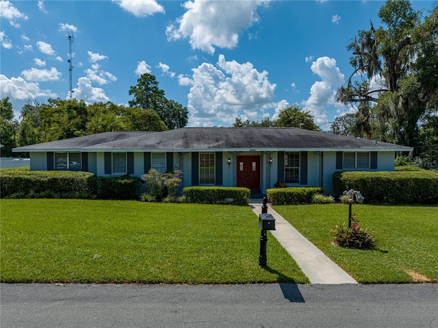 ranch-style home featuring a front lawn