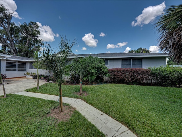 view of front of property featuring a front yard