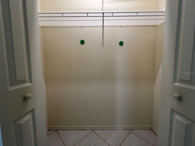 laundry room featuring light tile patterned floors