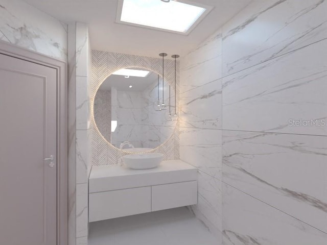 bathroom featuring tiled shower and vanity