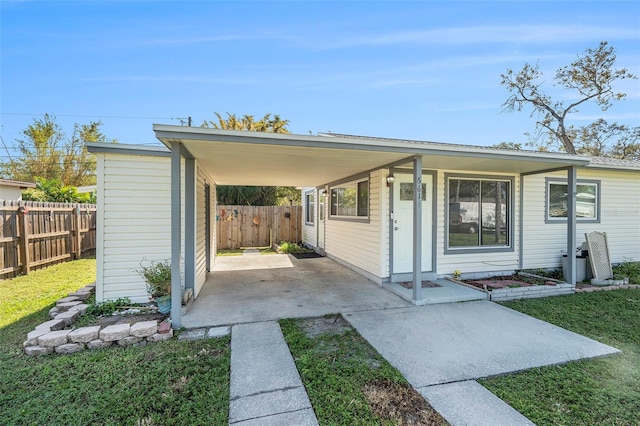 view of front of home featuring a front yard