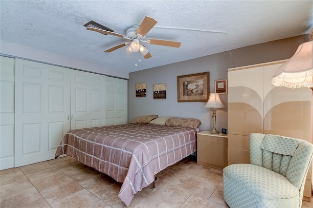 bedroom featuring ceiling fan and a textured ceiling