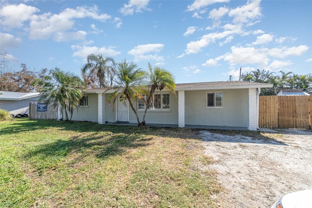 single story home featuring a front lawn