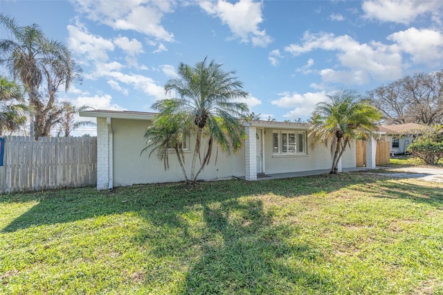 single story home featuring a front yard