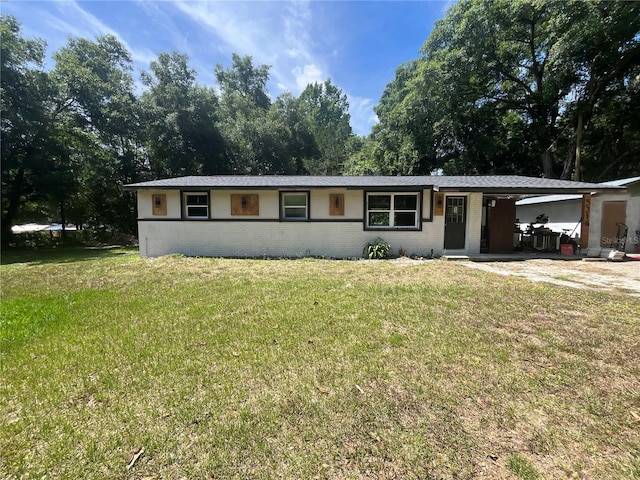 ranch-style house featuring a front lawn