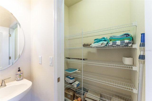 bathroom featuring sink